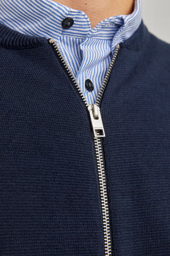 Blauw vest van ORIGINALS BY JACK & JONES met zilverkleurige ritssluiting over een gestreept overhemd.
