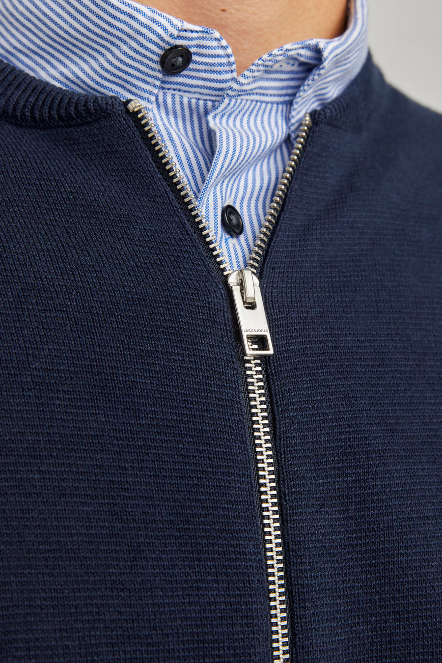 Blauw vest van ORIGINALS BY JACK & JONES met zilverkleurige ritssluiting over een gestreept overhemd.
