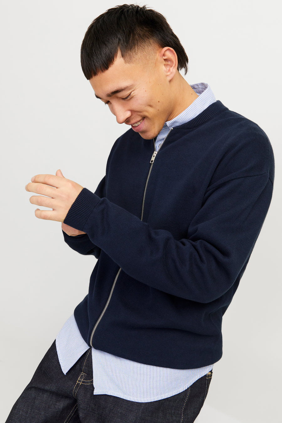Blauw vest van ORIGINALS BY JACK & JONES, met lange mouwen, over een gestreept overhemd en donkere jeans.