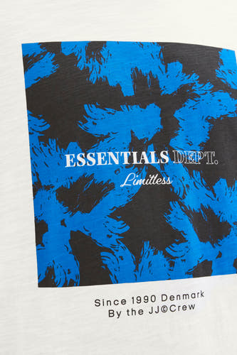 Wit T-shirt met korte mouwen van Core by Jack & Jones, met blauw-zwarte camouflageprint en tekst.
