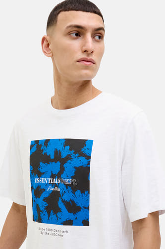Wit T-shirt met korte mouwen van CORE BY JACK & JONES, met blauwe en zwarte print op de borst.