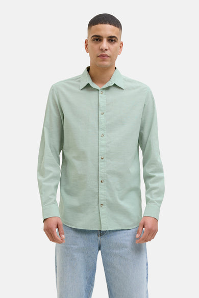 Groen overhemd met lange mouwen van PREMIUM by JACK & JONES, gedragen met een blauwe jeans.
