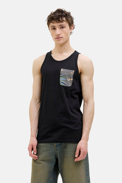 Zwarte singlet van ORIGINALS BY JACK & JONES met een borstzak met bladprint, gedragen met denim broek.
