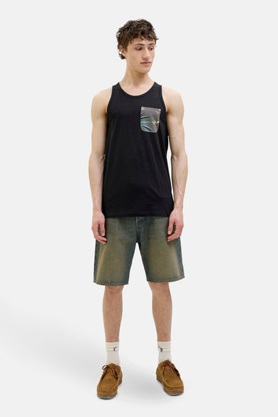 Zwarte singlet van ORIGINALS BY JACK & JONES met een opgenaaid borstzakje, gedragen met denim shorts en suède schoenen.
