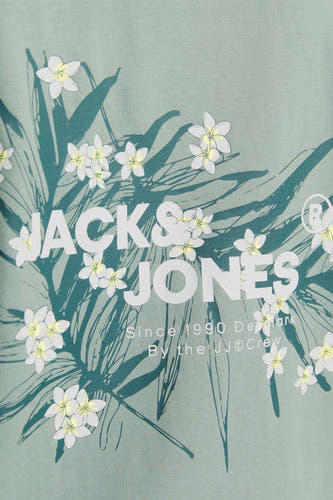 T-shirt vert de mantes courtes man ORIGINALSSSS & J J, avec des des blanches et des feuilles vertes.