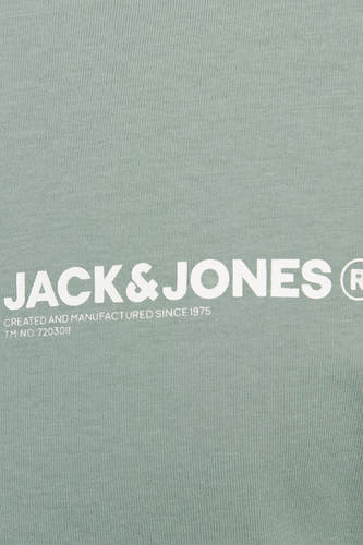 T-shirt vert de man man mantes coursSSSSS & J J J J avec logo et imprimé texte sur la devant.