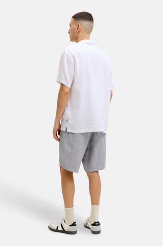 Grijze linnenlook short van JACK & JONES JEANS INTELLIGENCE, gedragen door een man met een wit overhemd, van achteren gefotografeerd.