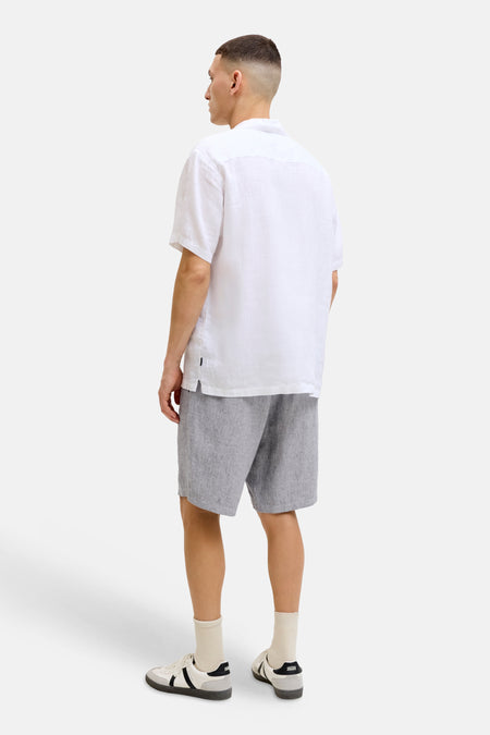 Grijze linnenlook short van JACK & JONES JEANS INTELLIGENCE, gedragen door een man met een wit overhemd, van achteren gefotografeerd.