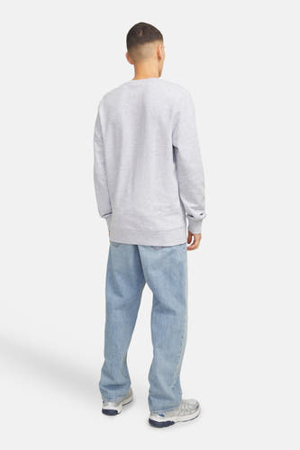 Pull-over gris de CORE BY JACK & JONES, avec des manches longues, associé à des jeans bleus et des baskets blanches, vue arrière.