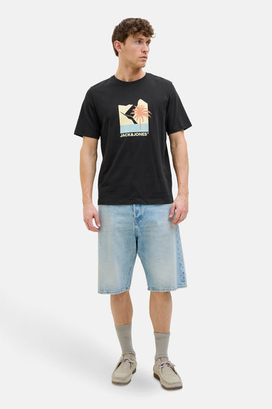 Zwart T-shirt met korte mouwen van ORIGINALS BY JACK & JONES, met een grafische print, gedragen met denim shorts.