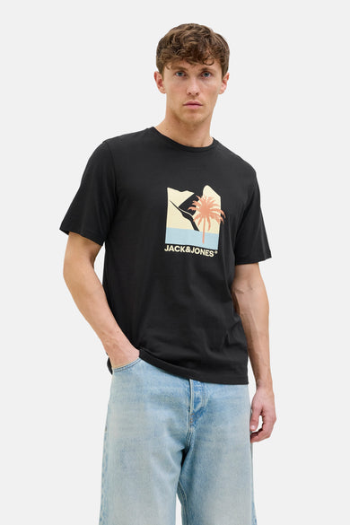 Zwart T-shirt met korte mouwen van ORIGINALS BY JACK & JONES, met een print van een palmboom en bergen, gecombineerd met lichte jeans.
