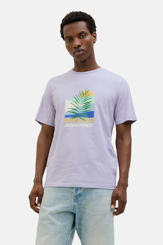 Paars T-shirt met korte mouwen van Originals by Jack & Jones, met tropische print en gedragen met lichte jeans.