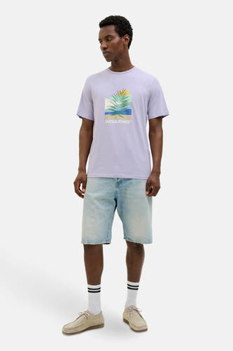 Paars T-shirt met korte mouwen van ORIGINALS by JACK & JONES, met een grafische print en gecombineerd met denim shorts.