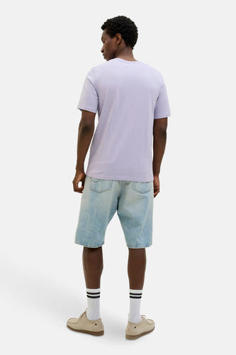 Paars T-shirt met korte mouwen van ORIGINALS BY JACK & JONES, gezien van achteren, gecombineerd met denim shorts en gestreepte sokken.