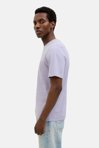Paars T-shirt met korte mouwen van ORIGINALS BY JACK & JONES, zijdelings afgebeeld, gecombineerd met lichtblauwe jeans.
