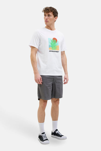 Wit T-shirt met korte mouwen van ORIGINALS BY JACK & JONES, met een grafische print en gecombineerd met grijze shorts, witte sokken en zwarte sneakers.
