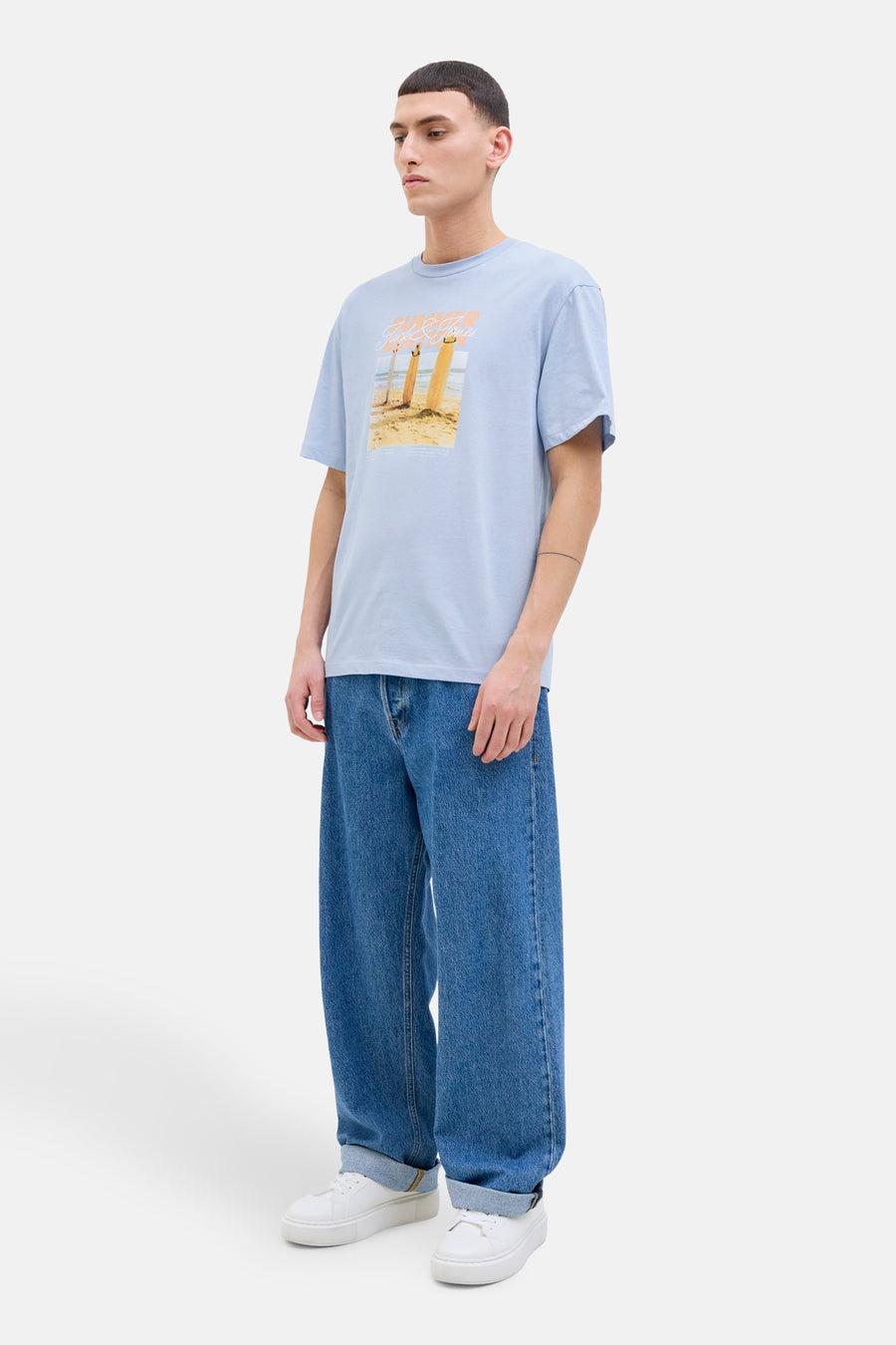 T-shirt bleu à manches courtes d'ORIGINALS BY JACK & JONES, avec imprimé de planches de surf sur la plage.