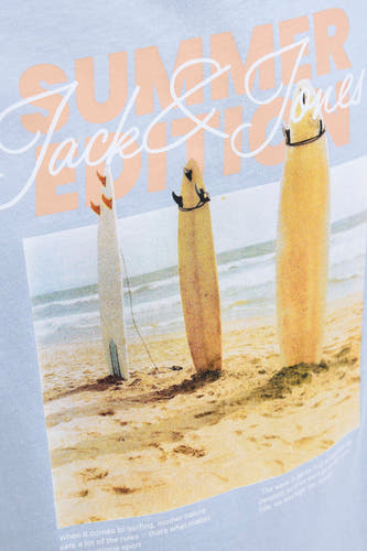 T-shirt bleu à manches courtes d'ORIGINALS BY JACK & JONES, avec imprimé de plage avec des planches de surf et du texte.