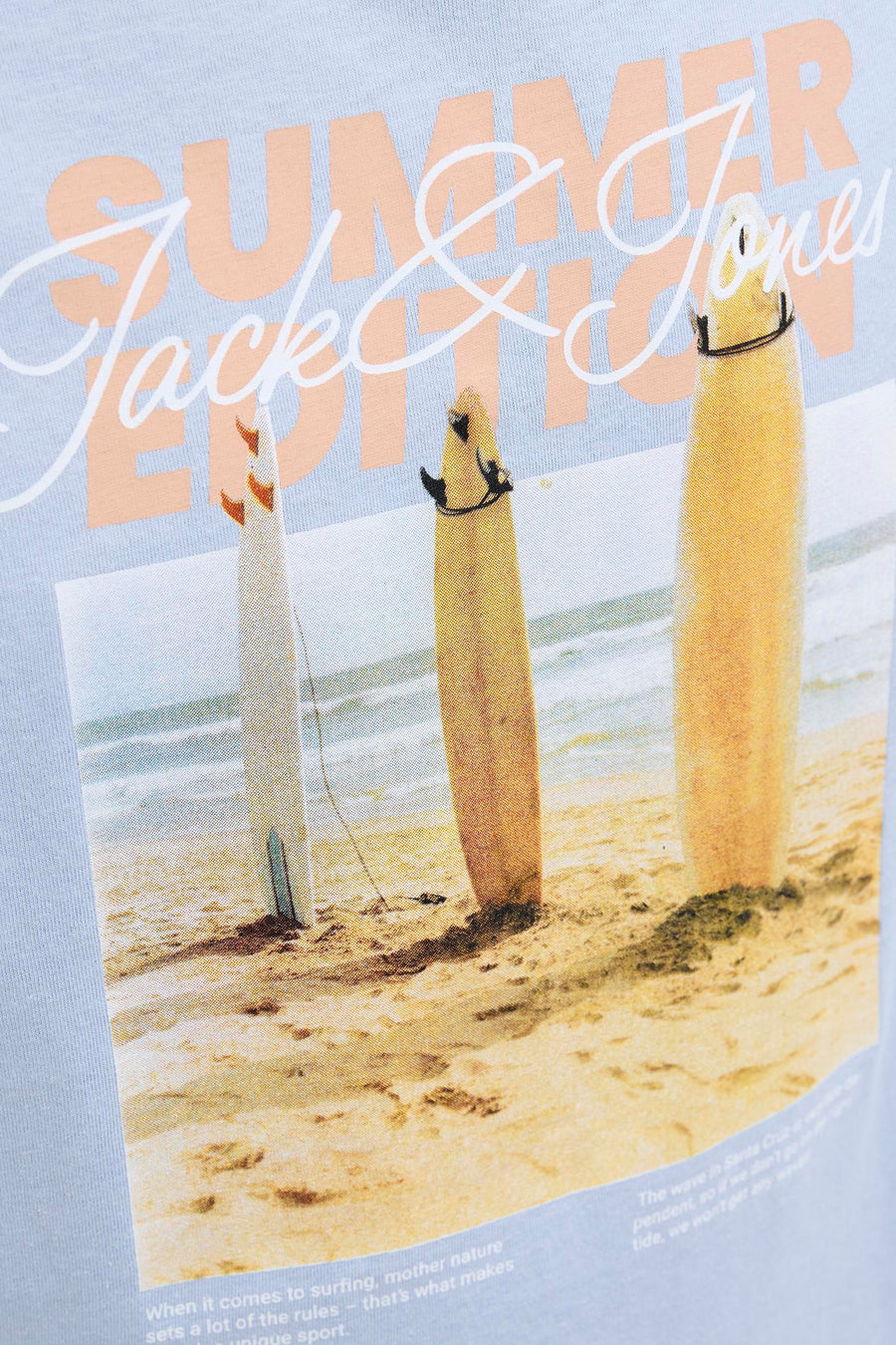T-shirt bleu à manches courtes d'ORIGINALS BY JACK & JONES, avec imprimé de plage avec des planches de surf et du texte.