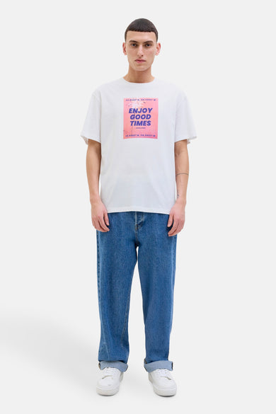 Wit T-shirt met korte mouwen van ORIGINALS BY JACK & JONES, met een opdruk op de voorkant, gecombineerd met blauwe jeans en witte schoenen.
