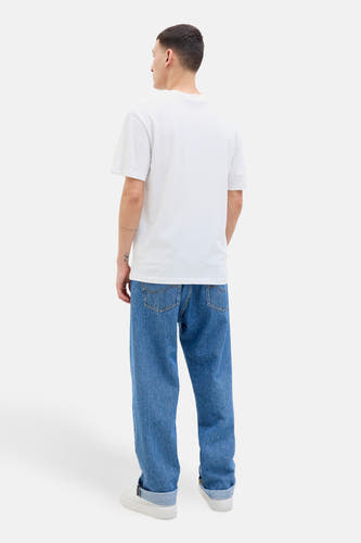 T-shirt blanc à manches courtes d'ORIGINALS par JACK & JONES, vu de dos, avec des jeans bleus et des baskets blanches.