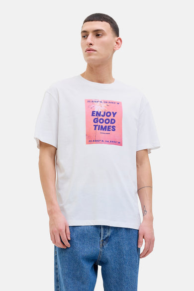 Wit T-shirt met korte mouwen van ORIGINALS BY JACK & JONES, met grafische print en gecombineerd met blauwe jeans.
