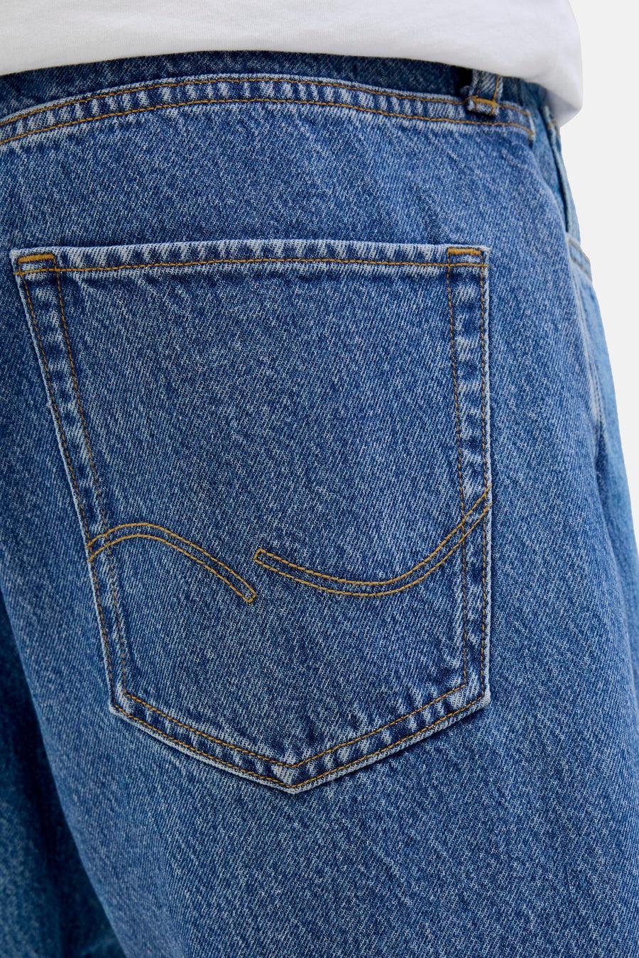 Short en jean bleu moyen de JACK & JONES JEANS INTELLIGENCE avec poche arrière cousue et surpiqûres dorées.