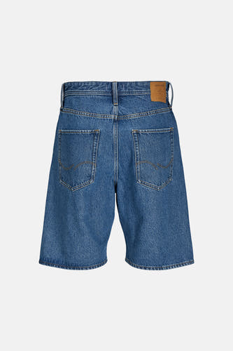 Short en jean bleu moyen de JACK & JONES JEANS INTELLIGENCE, deux poches à l'arrière et un patch en cuir sur la ceinture.