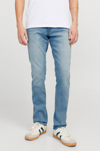 Lichtblauwe slim fit jeans van JACK & JONES JEANS INTELLIGENCE, gedragen met een wit T-shirt en crèmekleurige sneakers.