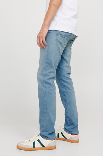 Slim fit jeans van JACK & JONES JEANS INTELLIGENCE, in lichtblauw denim, met casual schoenen en een wit T-shirt.