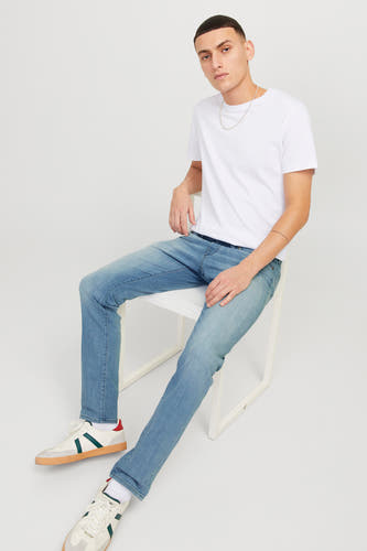 Slim jeans in lichtblauw denim van JACK & JONES JEANS INTELLIGENCE, met een wit T-shirt en sneakers.