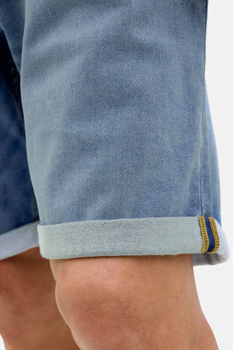 Jeansshort mid blue denim van JACK & JONES JEANS INTELLIGENCE, met omgeslagen pijpen en stikselsdetails.