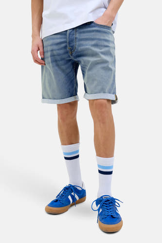 Denim jeansshort in middenblauw, van JACK & JONES JEANS INTELLIGENCE, met opgerolde pijpen.