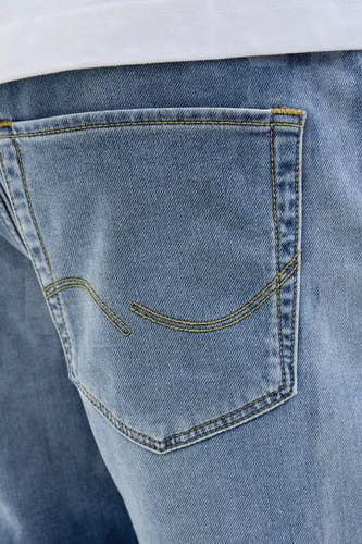 Jeansshort van blauw denim de JACK & JONES JEANS INTELLIGENCE, met gele stiksels op de achterzak.
