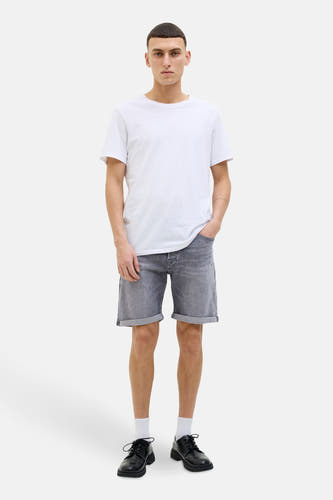 Grijze jeansshort van JACK & JONES JEANS INTELLIGENCE, met opgerolde zoom, gecombineerd met een wit T-shirt en zwarte schoenen.
