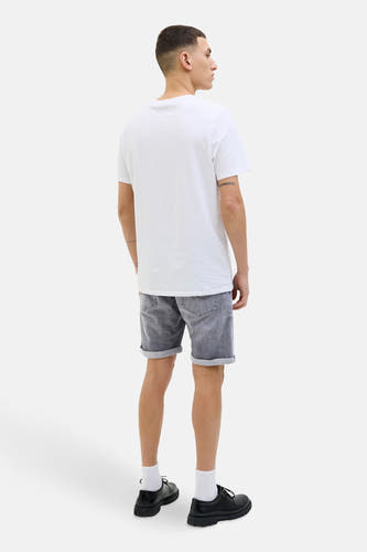 Grijs denim jeansshort van JACK & JONES JEANS INTELLIGENCE, gedragen met een wit T-shirt, witte sokken en zwarte schoenen, van achteren gezien.
