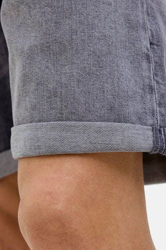 Grijze jeansshort van JACK & JONES JEANS INTELLIGENCE, met omgeslagen pijpen, close-up.
