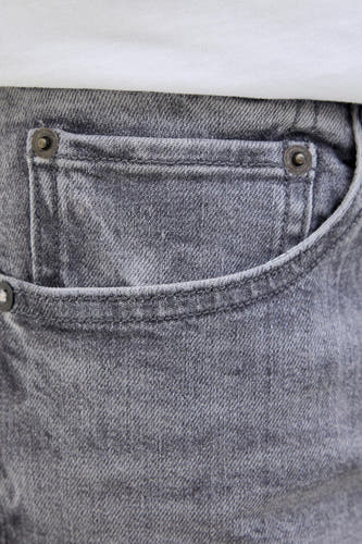 Grijs denim jeansshort model van JACK & JONES JEANS INTELLIGENCE, met voorzak en subtiele stonewash textuur.
