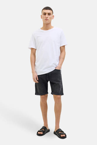 Donkergrijze denim jeansshort van JACK & JONES JEANS INTELLIGENCE, gedragen met een wit T-shirt en zwarte sandalen.