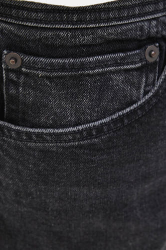 Donkergrijze jeansshort van JACK & JONES JEANS INTELLIGENCE, met een textuur van denim en een klein zakje aan de zijkant.