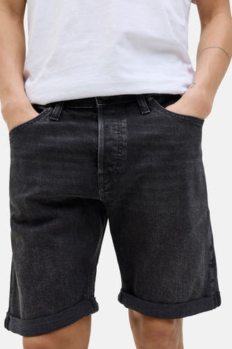 Donkergrijze jeansshort van JACK & JONES JEANS INTELLIGENCE, met opgerolde zoom en steekzakken, gecombineerd met een wit T-shirt.