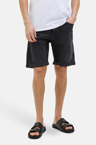 Donkergrijze jeansshort van JACK & JONES JEANS INTELLIGENCE, met opgerolde pijpen, gedragen met zwarte sandalen en een wit T-shirt.