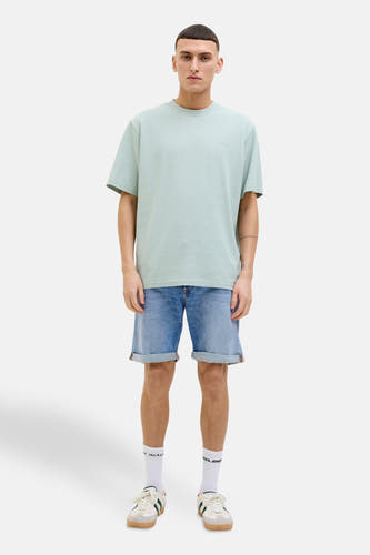 Lichtblauwe denim jeansshort van JACK & JONES JEANS INTELLIGENCE, gedragen met witte sokken en sneakers.

