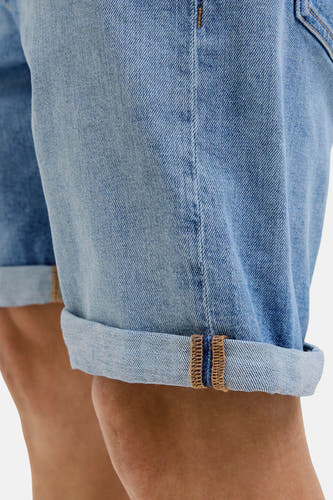 Jean short bleu clair de JACK & JONES JEANS INTELLIGENCE, avec des poches rabattues et un look used subtil.