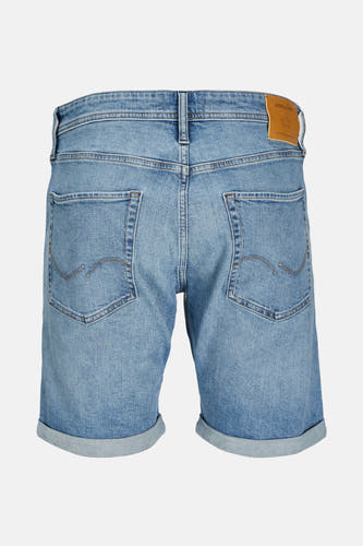 Jean court en denim bleu clair de JACK & JONES JEANS INTELLIGENCE, avec des poches arrière et des jambes relevées.