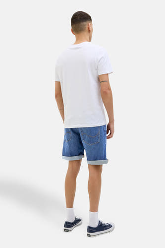 Jeansshort in mid blue denim van JACK & JONES JEANS INTELLIGENCE, met omgeslagen pijpen en achterkant zichtbaar.