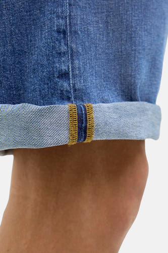 Blauwe denim short van JACK & JONES JEANS INTELLIGENCE, met omgeslagen pijpen en contrasterende stiksels.
