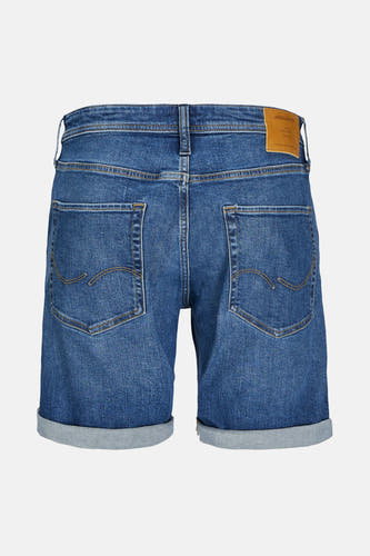 Jeansshort in mid blue denim van JACK & JONES JEANS INTELLIGENCE, met opgerolde pijpen en achterzakken.
