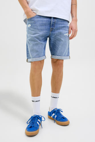 Lichtblauwe denim jeansshort van JACK & JONES JEANS INTELLIGENCE, met omgeslagen pijpen en lichte wassing.