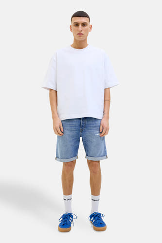 Jeansshort van lichtblauw denim van JACK & JONES JEANS INTELLIGENCE, met gerafelde details en opgerolde zoom.